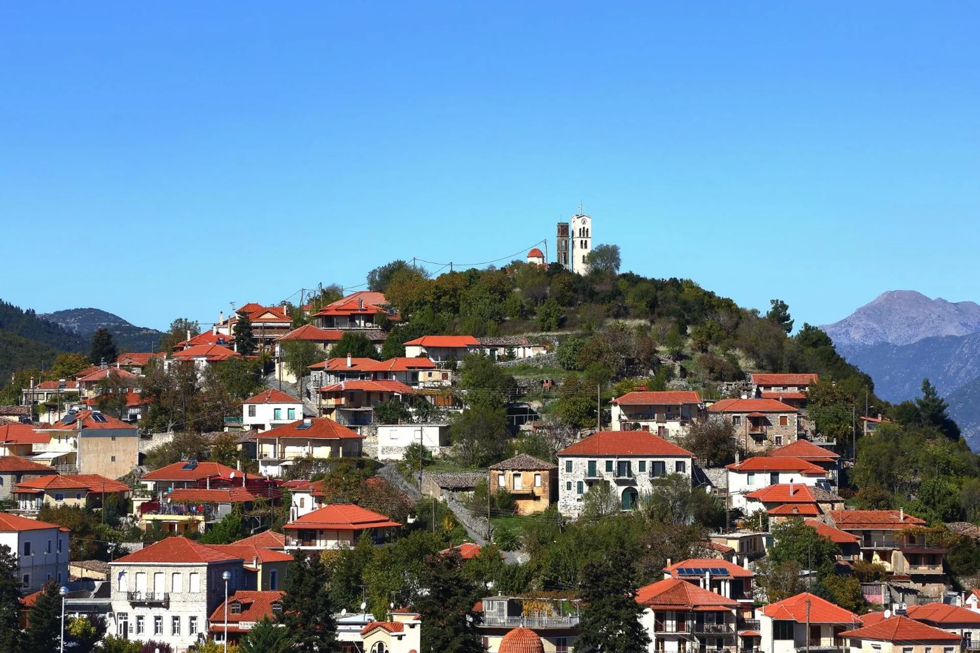 Τα σπίτια του Λεβιδίου στον λόφο με την εκκλησία
